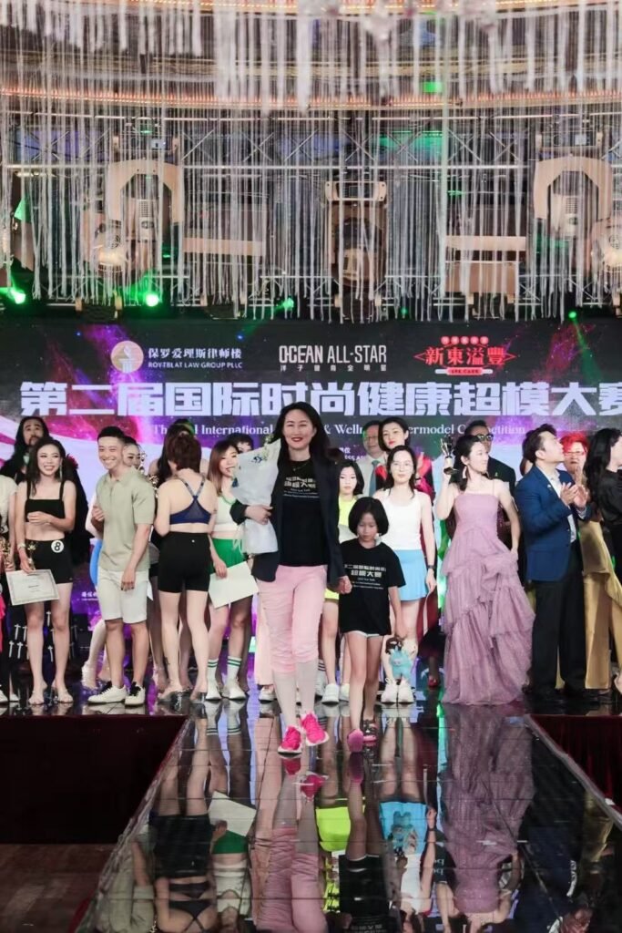 AAWCC创始会长Helen Fu携女儿登台谢幕 亚洲健身小姐冠军
